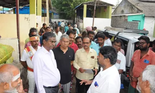 திண்டுக்கல் காந்தி மார்க்கெட்டில் ஆணையர் ஆய்வு