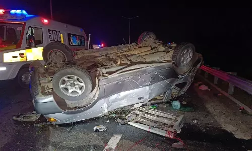 தலைக்குப்புற கார் கவிழ்ந்து 3 பேர் காயம்