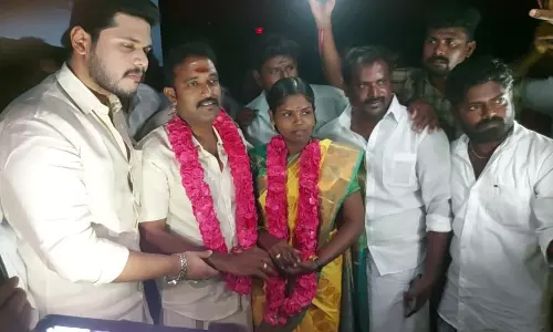 தியேட்டரில் மோதிரம் மாற்றி காதலியை கரம் பிடித்த விஜய் ரசிகர்