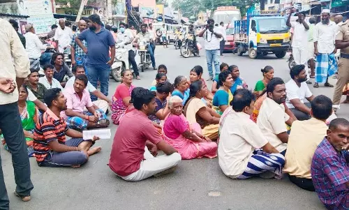 விழுப்புரம் அருகே வாடகை பாக்கி செலுத்தாததால் 4 கடைகளுக்கு சீல் வைக்க முயற்சி விழுப்புரம் அருகே வாடகை பாக்கி செலுத்தாததால் 4 கடைகளுக்கு சீல் வைக்க முயற்சி