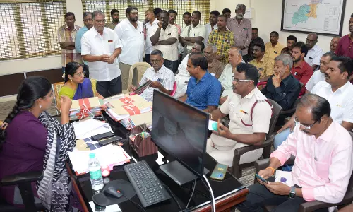 பட்டாசு கடையின் அருகே டீக்கடை, ஓட்டல் நடத்த அனுமதிக்க கூடாது பட்டாசு கடையின் அருகே டீக்கடை, ஓட்டல் நடத்த அனுமதிக்க கூடாது