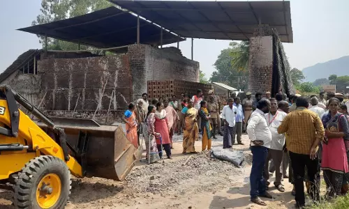 ஆக்கிரமிப்பை அகற்ற வந்த அதிகாரிகளுடன் வாக்குவாதம் ஆக்கிரமிப்பை அகற்ற வந்த அதிகாரிகளுடன் வாக்குவாதம்