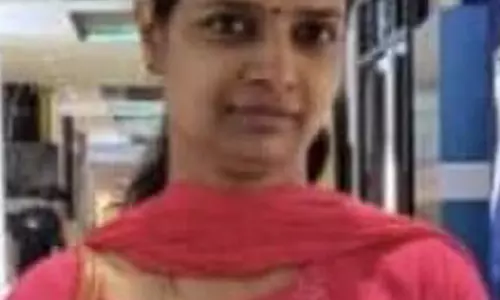 வேன் சக்கரத்தில் சிக்கி ஆசிரியை பலி வேன் சக்கரத்தில் சிக்கி ஆசிரியை பலி