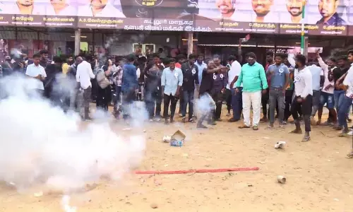 லியோ திரைப்படம் வெளியீடு நடிகர் விஜய் ரசிகர்கள் பட்டாசு வெடித்து கொண்டாட்டம்