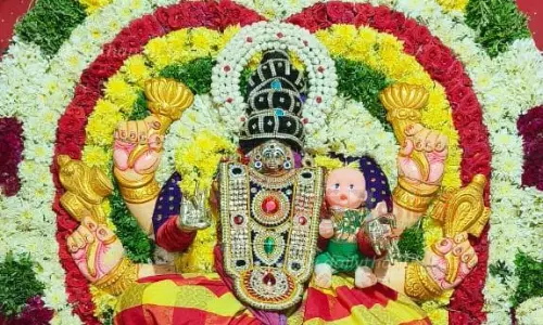 சந்தானலட்சுமி அலங்காரத்தில் எழுந்தருளிய மதுரைகாளியம்மன்