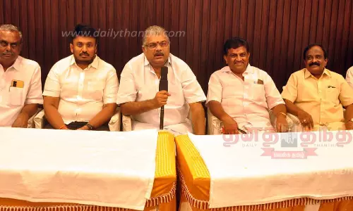 அத்திக்கடவு-அவினாசி திட்டத்தை விரைந்து நிறைவேற்ற வேண்டும்  ஈரோட்டில் ஜி.கே.வாசன் பேட்டி