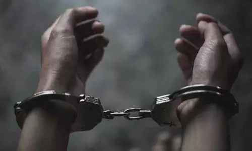 ஓரின சேர்க்கையாளர்களுக்குள் வன்முறை: 2 ஆண்கள் கூட்டு பாலியல் பலாத்காரம் - 3 பேர் கைது