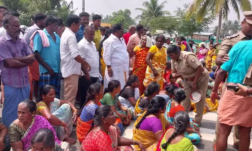 வேகத்தடை அமைக்க கோரி பொதுமக்கள் மறியல் வேகத்தடை அமைக்க கோரி பொதுமக்கள் மறியல்