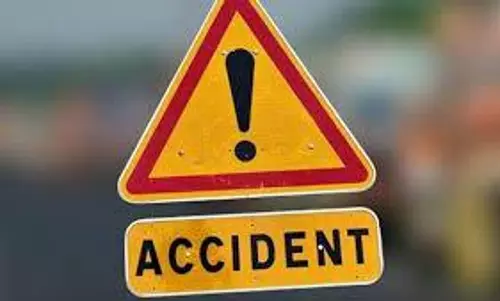 கசாரா வனப்பகுதியில் 400 அடி பள்ளத்தில் லாரி பாய்ந்து 2 பேர் பலி