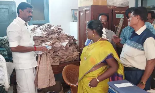 மழை நீரில் நனைந்த சீருடை, புத்தகங்கள்