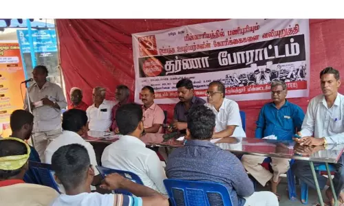 மின் ஊழியர்கள் தர்ணா போராட்டம்