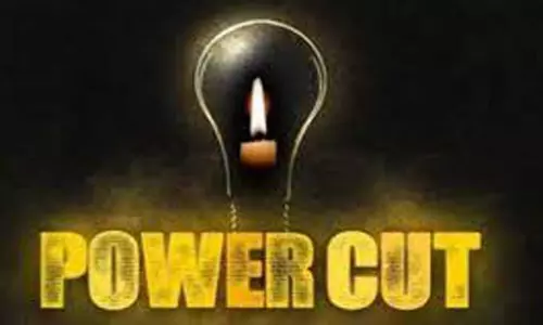 ஆறுமுகநேரி பஜாரில்கார் விபத்தால் மின்தடை