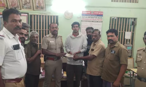சாலையில் கிடந்த ரூ.50 ஆயிரத்தை போலீசில் கொடுத்த ஆட்டோ டிரைவர் சாலையில் கிடந்த ரூ.50 ஆயிரத்தை போலீசில் கொடுத்த ஆட்டோ டிரைவர்
