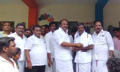 மாற்றுக்கட்சியினர் தி.மு.க.வில் இணைந்தனர் மாற்றுக்கட்சியினர் தி.மு.க.வில் இணைந்தனர்