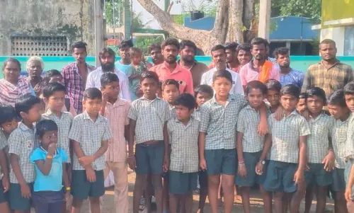 பள்ளிக்கூடம் முன்பு மின்மாற்றி அமைக்க மாணவர்கள் எதிர்ப்பு