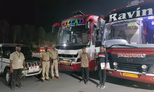 வரி செலுத்தாமல் இயக்கப்பட்ட 2 ஆம்னி பஸ்கள் சிறைபிடிப்பு: வட்டார போக்குவரத்து அலுவலர்கள் நடவடிக்கை