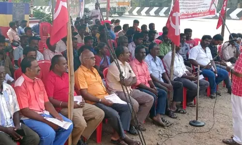 தர்மபுரி, கிருஷ்ணகிரியில்மின்வாரிய தொழிலாளர்கள் தர்ணா போராட்டம் தர்மபுரி, கிருஷ்ணகிரியில்மின்வாரிய தொழிலாளர்கள் தர்ணா போராட்டம்