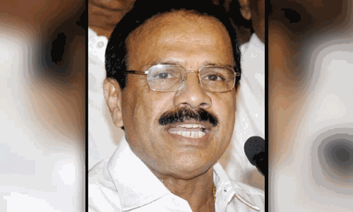 சித்தராமையா, டி.கே.சிவக்குமார் இடையே போட்டி - சதானந்தகவுடா குற்றச்சாட்டு சித்தராமையா, டி.கே.சிவக்குமார் இடையே போட்டி - சதானந்தகவுடா குற்றச்சாட்டு