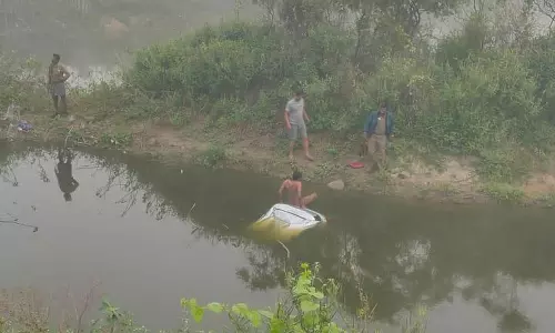 குருபரப்பள்ளி அருகேதடுப்பு சுவரை உடைத்து கார் ஏரியில் பாய்ந்தது குருபரப்பள்ளி அருகேதடுப்பு சுவரை உடைத்து கார் ஏரியில் பாய்ந்தது