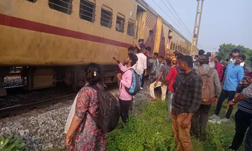 ரெயிலில் புகை வந்ததால் பரபரப்பு ரெயிலில் புகை வந்ததால் பரபரப்பு