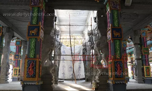 கோட்டை மாரியம்மன் கோவிலில் யாகசாலைகள் அமைக்கும் பணி தீவிரம் கோட்டை மாரியம்மன் கோவிலில் யாகசாலைகள் அமைக்கும் பணி தீவிரம்