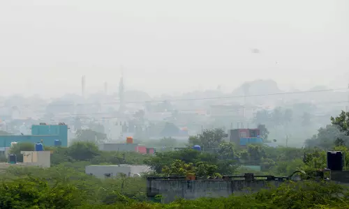இருவேறு கால நிலைகளால் வதைக்கப்படும் வேலூர் மக்கள் இருவேறு கால நிலைகளால் வதைக்கப்படும் வேலூர் மக்கள்
