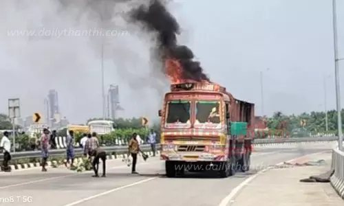 கிளிஞ்சல் ஏற்றிச்சென்ற லாரி தீப்பற்றி எரிந்தது