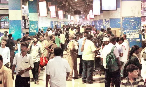 பஸ் நிலையம், ரெயில் நிலையத்தில் அலைமோதிய மக்கள் கூட்டம்