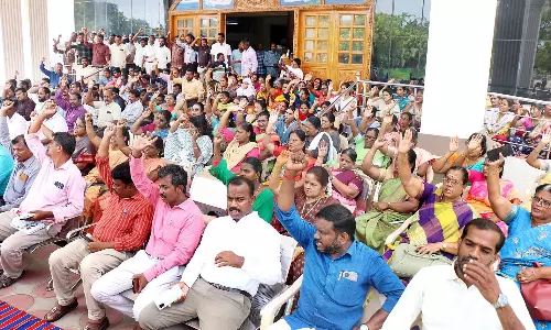 வருவாய்த்துறையினர் 2-வது நாளாக போராட்டம்