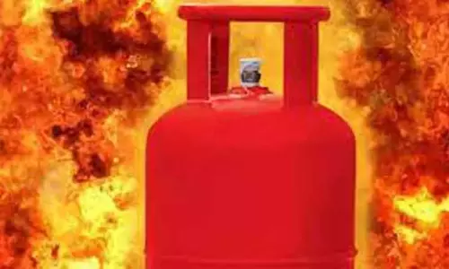 சிலிண்டர் தீப்பிடித்து தந்தை, மகன்கள் உயிரிழப்பு