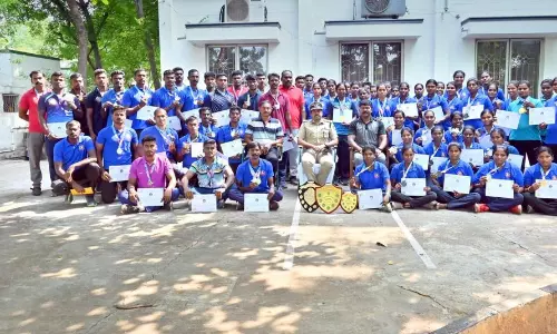 77 பதக்கங்களை வென்ற மத்திய மண்டல போலீசார் ஐ.ஜி. நேரில் அழைத்து பாராட்டு 77 பதக்கங்களை வென்ற மத்திய மண்டல போலீசார் ஐ.ஜி. நேரில் அழைத்து பாராட்டு