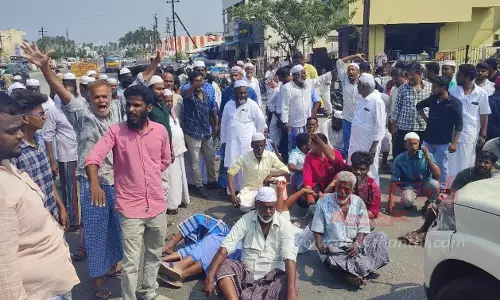 கோபி அருகே மயான சுற்றுச்சுவரை இடித்ததை கண்டித்து பொதுமக்கள் சாலை மறியல்