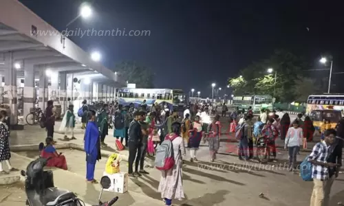 சொந்த ஊர்களுக்கு செல்ல ரெயில், பஸ் நிலையங்களில் குவிந்த பயணிகள்