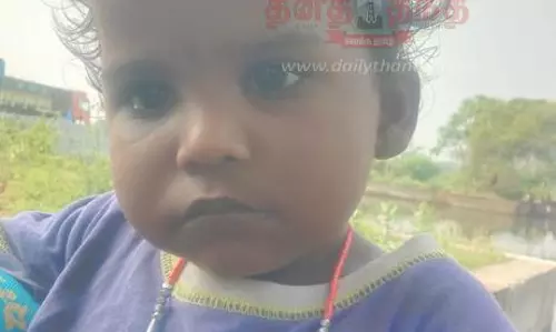 கோபி அருகே, தனியாக நின்ற 2½ வயது பெண் குழந்தை மீட்பு கோபி அருகே, தனியாக நின்ற 2½ வயது பெண் குழந்தை மீட்பு