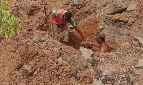 குடிநீர் குழாய் உடைப்புகளை சரிசெய்யும் பணி தீவிரம் குடிநீர் குழாய் உடைப்புகளை சரிசெய்யும் பணி தீவிரம்