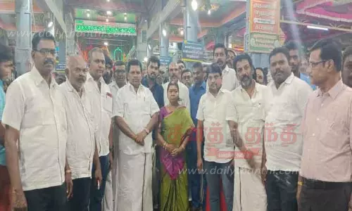 முத்தாரம்மன் கோவிலில் அமைச்சர் அனிதா ராதாகிருஷ்ணன் தரிசனம்