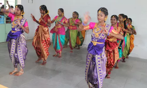 மாணவ மாணவிகளின் கலைத் திருவிழா மாணவ மாணவிகளின் கலைத் திருவிழா