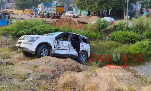 குட்கா கடத்தி வந்த சொகுசு கார் சுற்றுலா பஸ் மீது மோதி விபத்து கடத்தல் கும்பல் தப்பி ஓட்டம் குட்கா கடத்தி வந்த சொகுசு கார் சுற்றுலா பஸ் மீது மோதி விபத்து கடத்தல் கும்பல் தப்பி ஓட்டம்