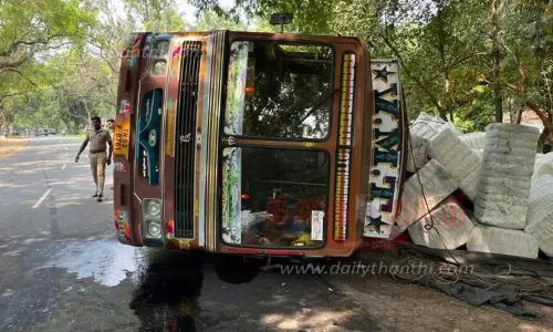 சாலையில் லாரி கவிழ்ந்தது