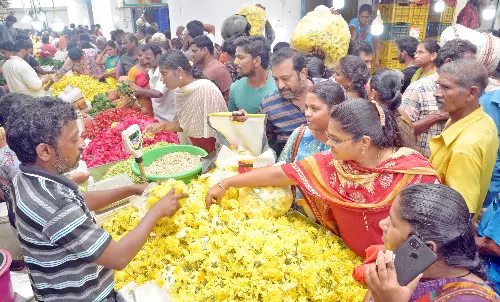 களை கட்டிய பூ, பழங்கள் விற்பனை களை கட்டிய பூ, பழங்கள் விற்பனை