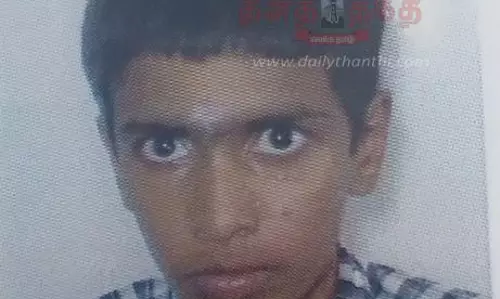 தாய் கண் முன்னே குளத்தில் மூழ்கி வாலிபர் சாவு