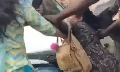 நீயா....நானா? இரண்டு பெண்கள் குடுமிச்சண்டை.