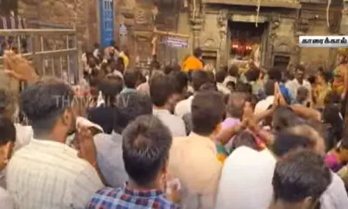 தொடர் விடுமுறை எதிரொலி; திருநள்ளாறு சனீஸ்வரர் கோவிலில் குவிந்த பக்தர்கள்