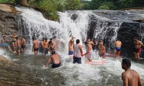10 நாட்களுக்கு பிறகு கும்பக்கரை அருவியில் குளிக்க அனுமதி; சுற்றுலா பயணிகள் உற்சாகம்
