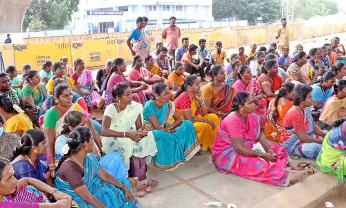 ஒப்பந்த தூய்மை பணியாளர்கள் 2-வது நாளாக போராட்டம் ஒப்பந்த தூய்மை பணியாளர்கள் 2-வது நாளாக போராட்டம்