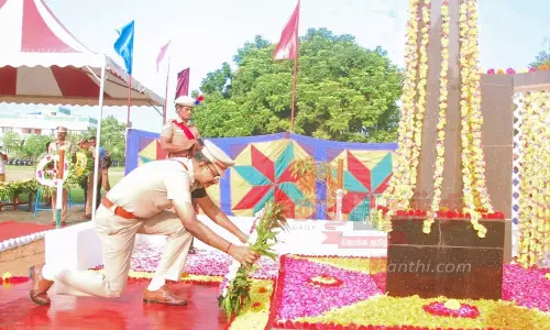 திருவாரூர் ஆயுதப்படை மைதானத்தில் உயிரிழந்த போலீசாருக்கு அஞ்சலி