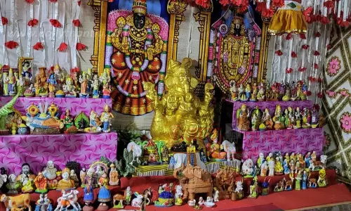 நவராத்திரி கொலு பொம்மைக்கு சிறப்பு பூஜை