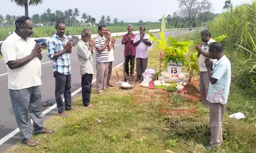 பாப்பிரெட்டிப்பட்டி பகுதியில் மைல் கல்லுக்கு பூஜை நடத்திய சாலை பணியாளர்கள்
