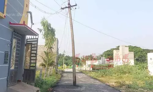 மின்கம்பத்துடன் சேர்த்து போடப்பட்ட தார்சாலை மின்கம்பத்துடன் சேர்த்து போடப்பட்ட தார்சாலை