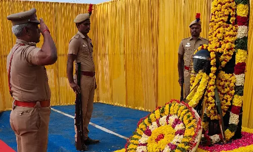 உயிர்நீத்த போலீசாருக்கு துப்பாக்கி குண்டுகள் முழங்க அஞ்சலி உயிர்நீத்த போலீசாருக்கு துப்பாக்கி குண்டுகள் முழங்க அஞ்சலி